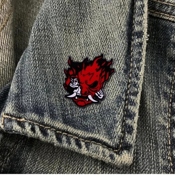 Red Skull Brooch Fang Monster Badge- New in pack - Picture 2 of 3